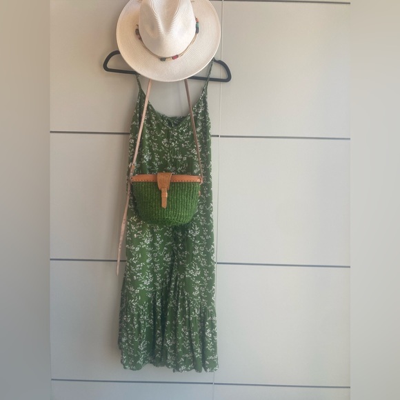 Green dress - Picture 3 of 7